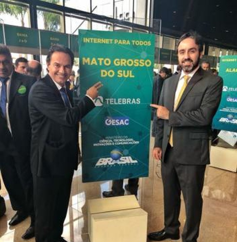 Marquinhos e Secretário em Brasília
aderindo ao programa Internet Para Todos para Campo Grande, iniciativa do Governo Federal do Brasil, lançada em março de 2018, com o objetivo de democratizar o acesso à banda larga e promover a inclusão digital levando a internet 5G para o interior do brasil.