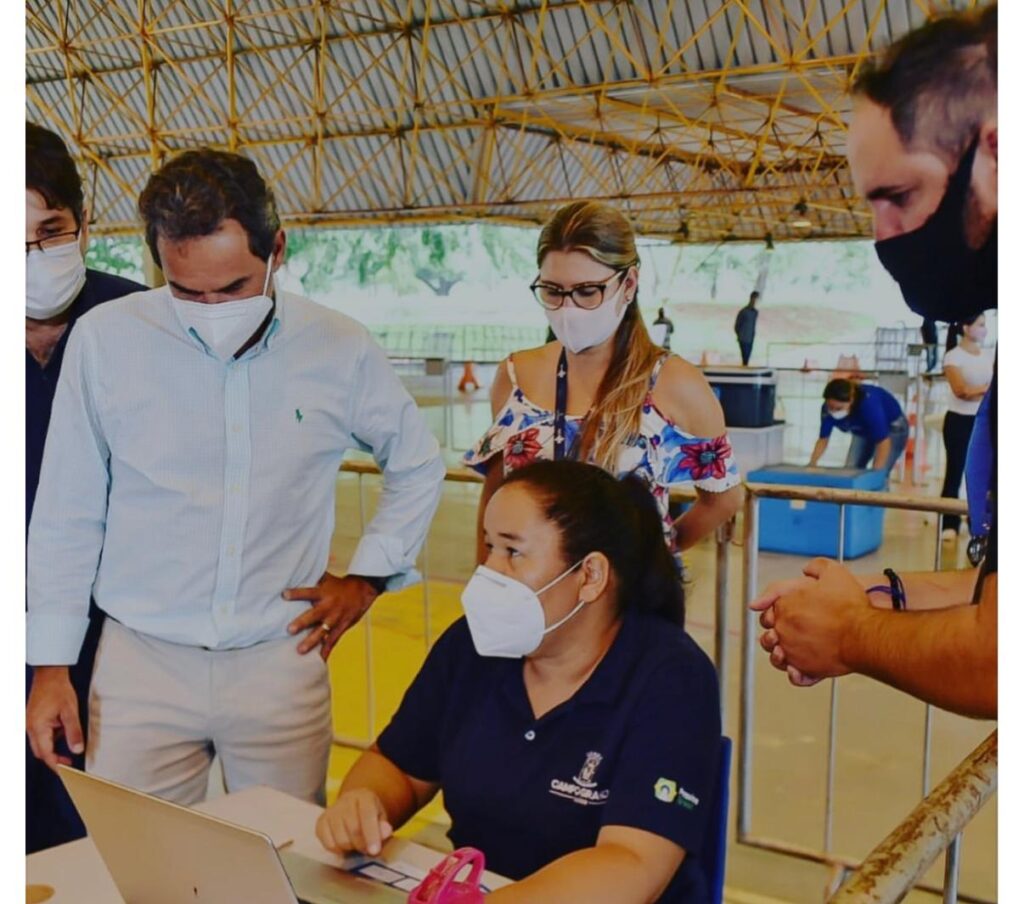 Marquinhos acompanhando a execução dos sistemas de saúdes criados na época da pandemia para auxiliar a população com a vacinação.